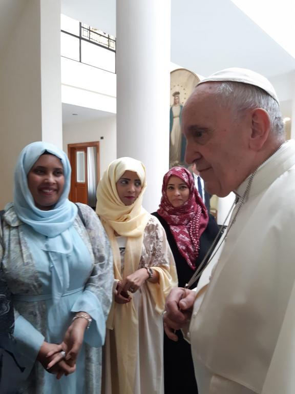 Ontmoeting van paus Franciscus met vrouwen en families uit Jemen, Marokko en Iran, die in Italië verwelkomd werden door Sant'Egidio en de Pauselijke Caritas, voordat hij vertrok naar de Emiraten.